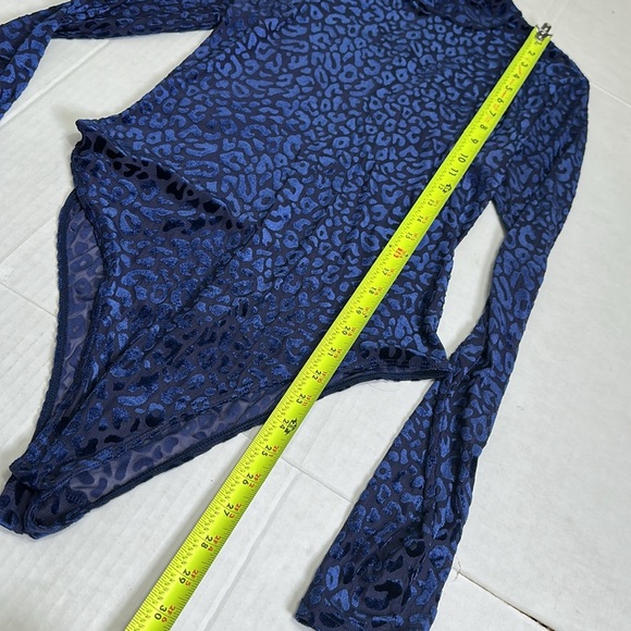 Bardot Adoni Blue Leopard Women’s Bodysuit Size 8 Mock Neck Velvet Long Sleeve - Picture 8 of 11
